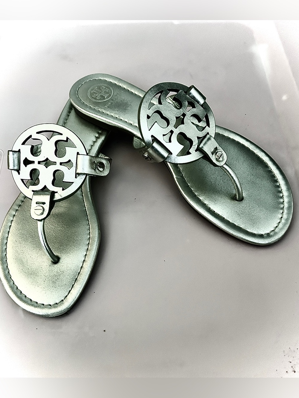 TORY BURCH Miller Logo Thong Sandals Platinum Silver 8.5 MSRP $200 NWOB